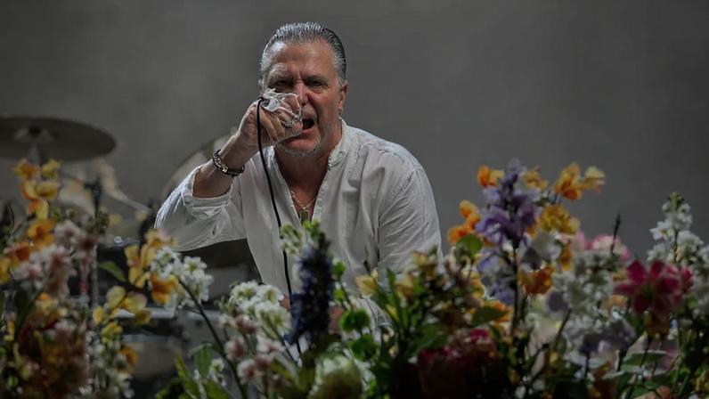 Mike Patton durante show do Faith No More em 2015