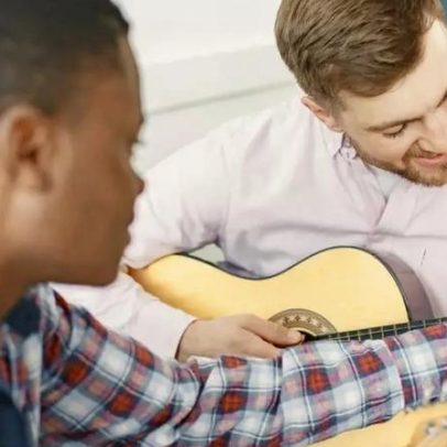 Aprender a tocar instrumento após os 40 melhora a saúde mental