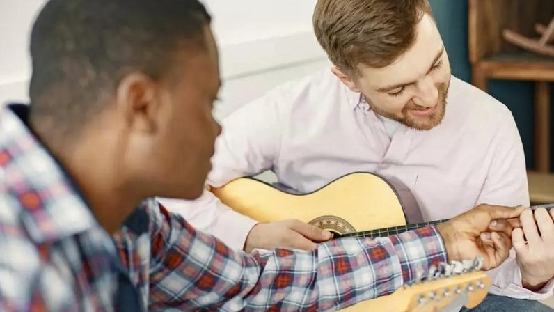 Aprender música na vida adulta pode estimular a memória, a atenção e outras funções importantes do cérebro