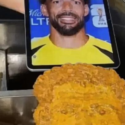 Restaurante argentino faz bife com o rosto do goleiro Vozinha