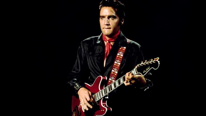 Elvis Presley no '68 Comeback Special tocando a guitarra elétrica Hagstrom Viking II