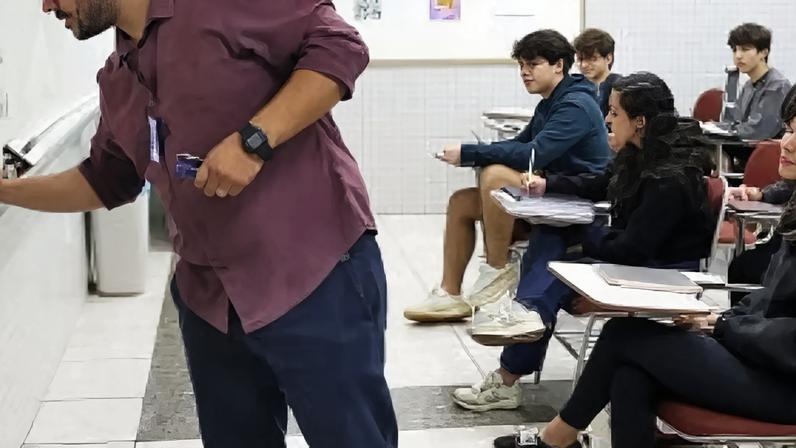 Professor em sala de aula.
