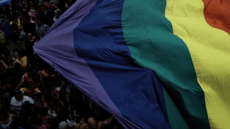 Rio de Janeiro - A 22ª edição da Parada do Orgulho LGBT (Lésbicas, Gays , Bissexuais, Travestis, Transexuais e Transgêneros) leva milhares de pessoas à Praia de Copacabana (Tânia Rêgo/Agência Brasil)