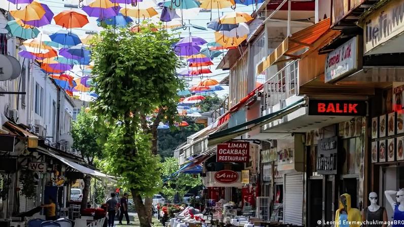 Cidades como Antália, na Turquia, estão adotando abordagens criativas para lidar com o aumento das temperaturas