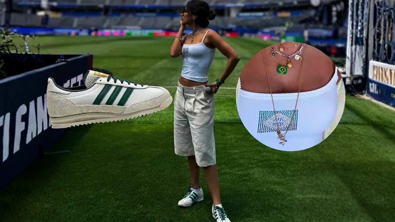 Look de Copa! De regata branca com Brasil em strass, jorts off-white e Adidas no pé, Anitta comandará abertura; saiba o preço do tênis que não é Gazelle nem Samba.