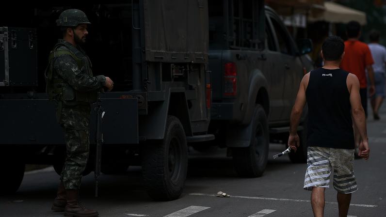 Rio de Janeiro - Exército faz operação no Complexo da Maré, na zona norte do Rio (Tomaz Silva/Agência Brasil)