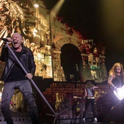 Iron Maiden proíbe uso de celulares durante show em Paris e explica motivo