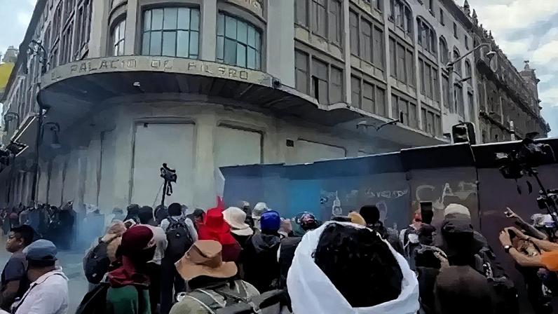 Manifestantes chegaram a tentar entrar na área onde está sendo instalada a fan fest para o Mundial –