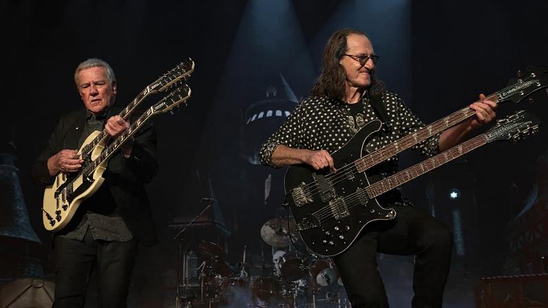Alex Lifeson e Geddy Lee durante show do Rush em 2026
