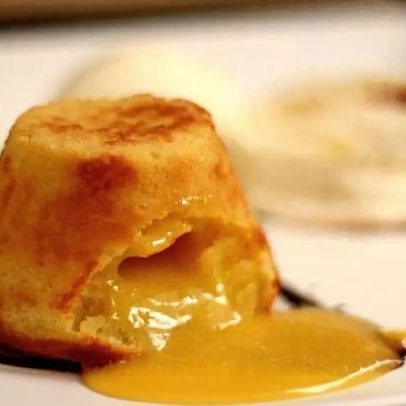 Petit gâteau de chocolate branco é sobremesa rápida e deliciosa