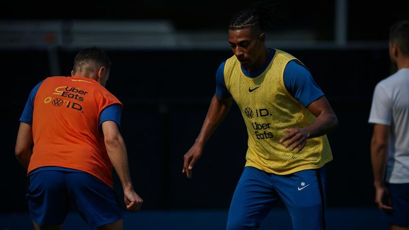 Olise gosta de combinar a chuteira com o uniforme –