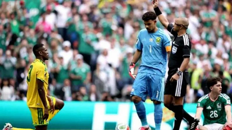 Williams, goleiro da África do Sul, lamenta expulsão de Sithole no início do segundo tempo (Photo by Kevin C. Cox/Getty Images)