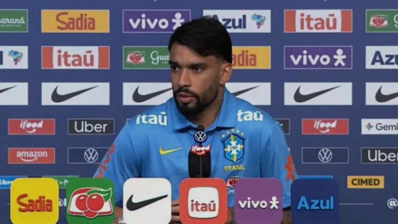 Lucas Paquetá durante entrevista coletiva neste domingo (21) –