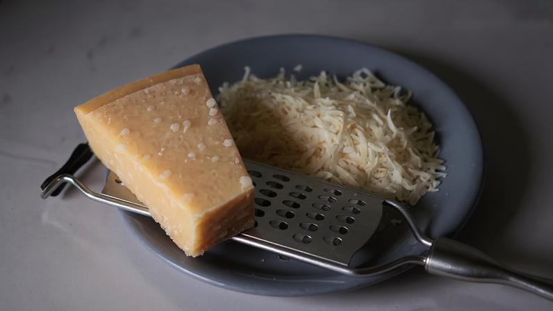 Queijo parmesão: origem, tipos e versatilidade culinária