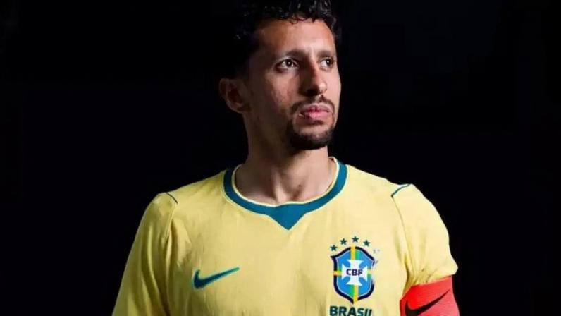 Marquinhos ao lado do diretor de Comunicação da CBF, Fábio Seixas –