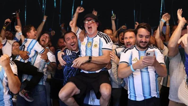 Torcedores argentinos no bar Moocaires, na Rua da Mooca, se reúnem para assistir a partida da Copa entre Argentina e Áustria
