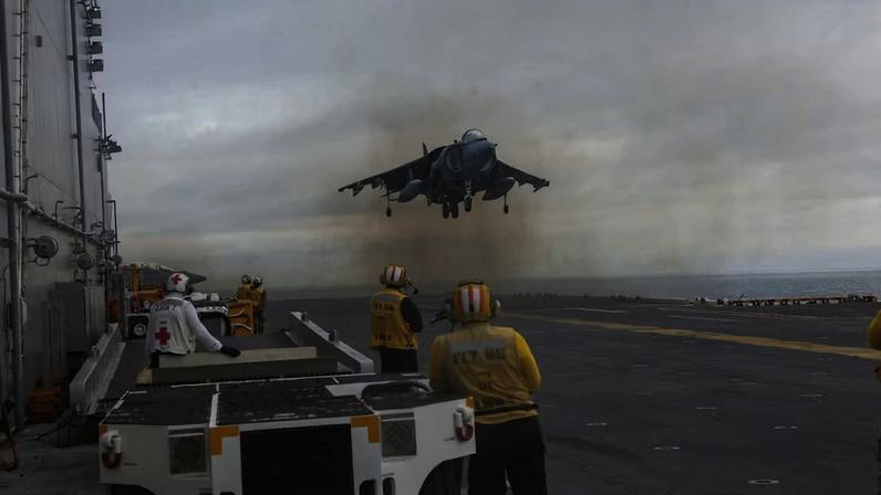 Avião de combate aterriza em porta-aviões das Forças Armadas americanas — Foto: Divulgação/Departamento de Estado dos EUA