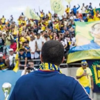 Torcedores do América lotam CT em homenagem a André Jardine