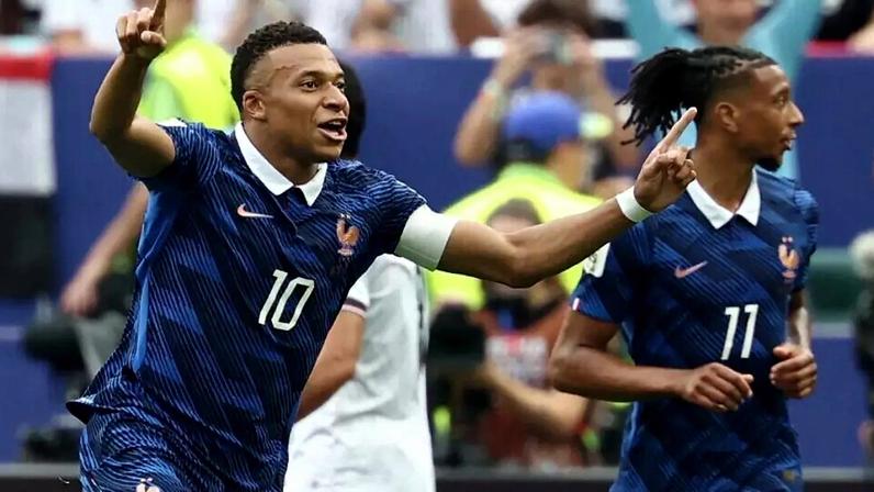 Kylian Mbappé comemora seu gol contra o Iraque, em 22 de junho de 2026.