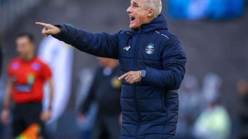 Carlos Vinicius (à direita) marcou os dois gols do amistoso –
