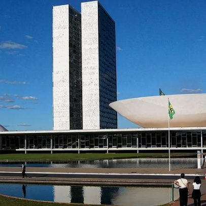 A democracia enfrenta pressões internas e desafios institucionais