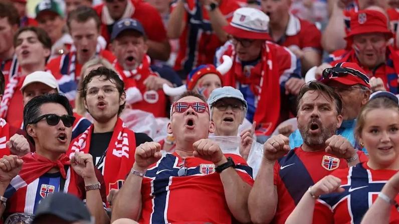 Torcedores da Noruega participam da “Viking Row” durante a partida do Grupo I da Copa do Mundo FIFA 2026 entre Noruega e Senegal no Estádio Nova York Nova Jersey