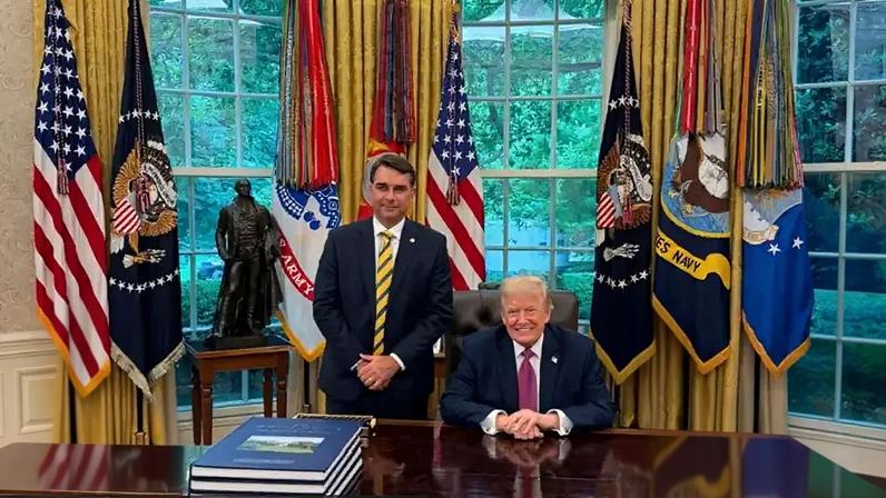 Flávio Bolsonaro esteve em Washington, em maio, e se reuniu com Donald Trump e uma série de funcionários do governo norte-americano