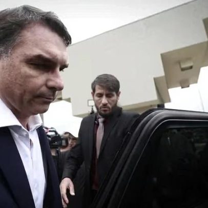 Flávio visita Bolsonaro após autorização do STF