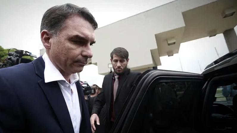 Flávio visita Jair Bolsonaro após autorização do STF — Foto: Cristiano Mariz/Agência O Globo