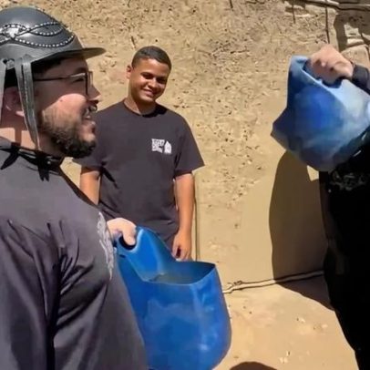 Missionário realiza batismo de casal com pote de água no Sertão Nordestino