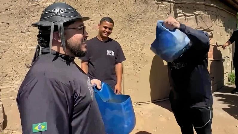 Missionário realiza batismo de casal com pote de água no Sertão Nordestino