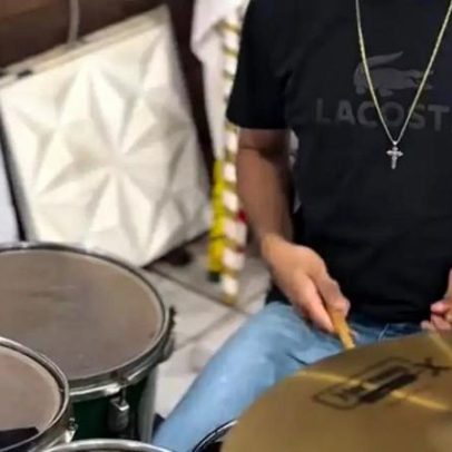 Jovem cego aprende a tocar bateria e sonha conhecer músico que mudou sua vida