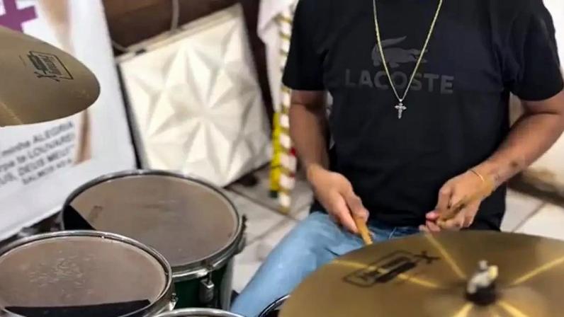 Jonatas transformou baldes, panelas e palitos de churrasco em instrumentos antes de realizar o sonho de tocar bateria