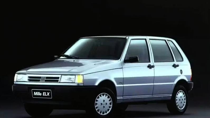 Mercado de carros em 2002: Várias versões do Fiat Mille ficaram marcadas pelos preços baixos — Divulgação / Stellantis