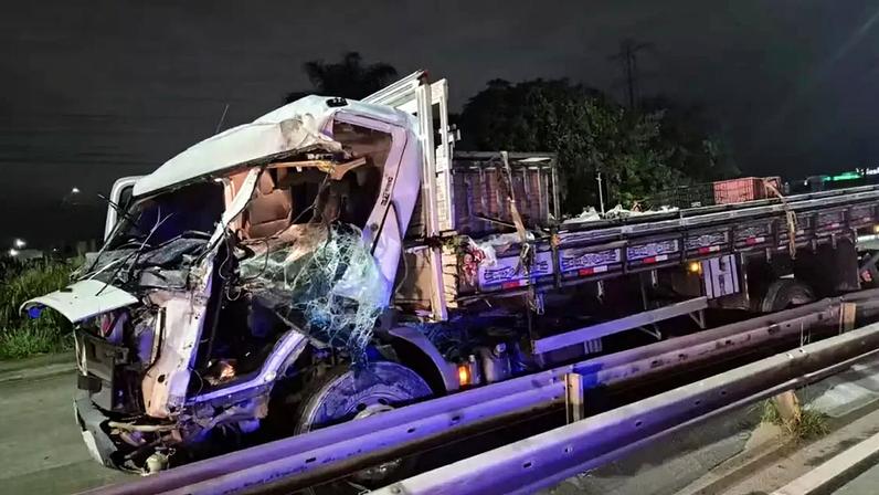 Motorista é arremessado da cabine e morre atropelado pelo próprio caminhão no Recife.