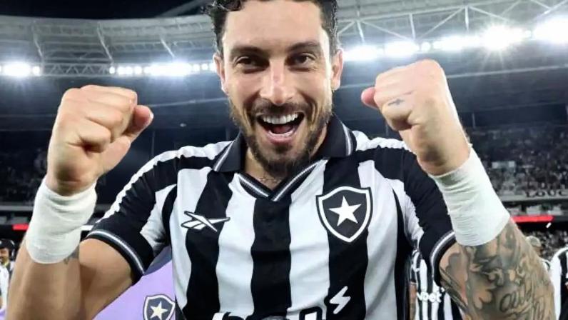 Alex Telles tem contrato com o Botafogo até o fim do ano –