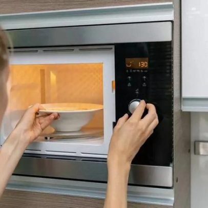 Radiação de micro-ondas não escapa por furos da porta, explica a física