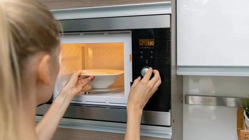 A grade metálica da porta funciona como uma barreira eletromagnética: bloqueia as micro-ondas, mas permite a passagem da luz visível para que o interior do forno possa ser observado