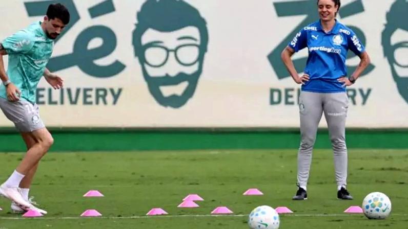 Piquerez em ação com a camisa da seleção do Uruguai –