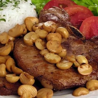 Bisteca ao Molho de Champignon fica pronta em 20 minutos