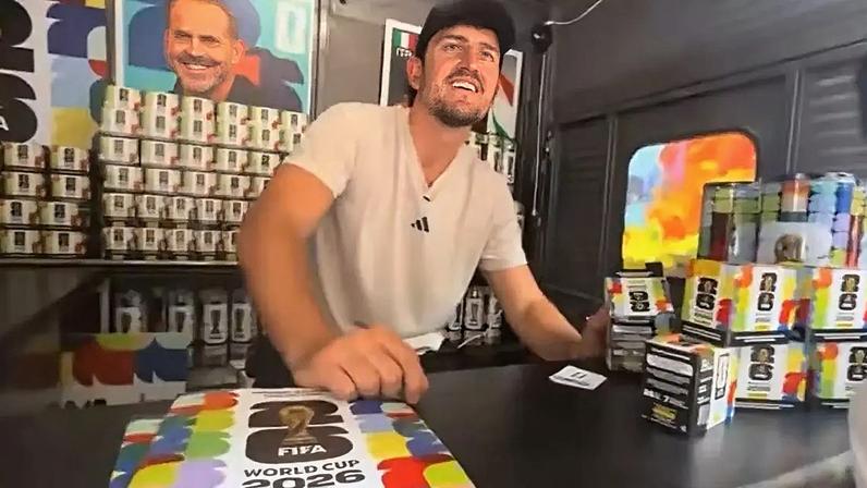 Harry Maguire distribui figurinhas da Copa em banca de Nova York.