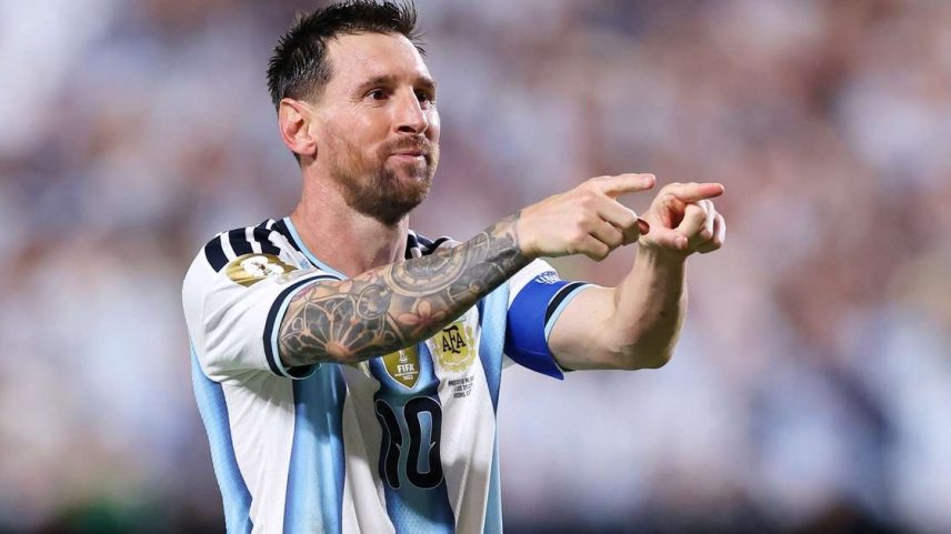 Lionel Messi comemora terceiro gol feito contra a Argélia em partida da primeira rodada do grupo J da Copa do Mundo