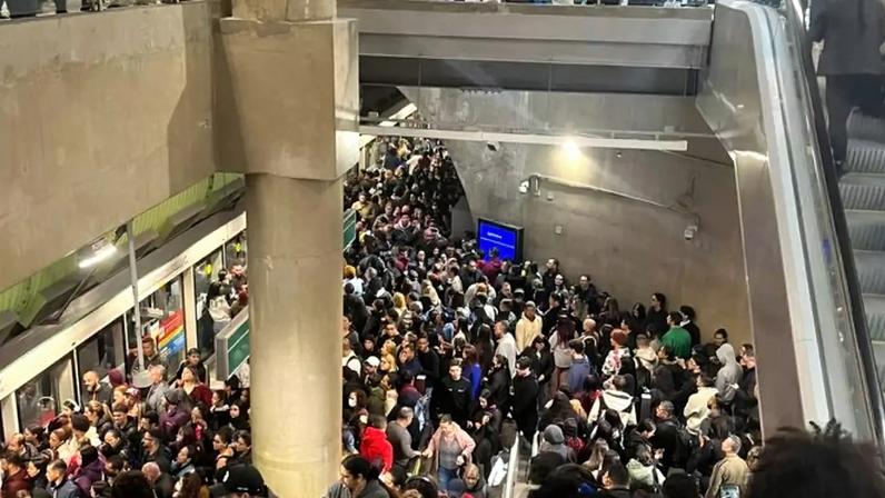 Lotação em estação do Metrô de São Paulo na manhã desta terça-feira, 16.