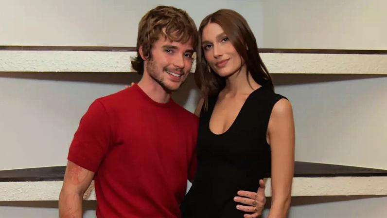 Marido de Sasha e diretor criativo de desfile da Mondepars, João Lucas opina sobre comparação com marca internacional: 'Outra proposta de acabamento e design, apenas referência'.
