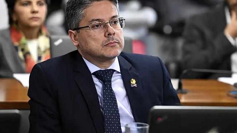 O senador Alessandro Vieira é processado por escritório de advocacia da família de Alexandre de Moraes