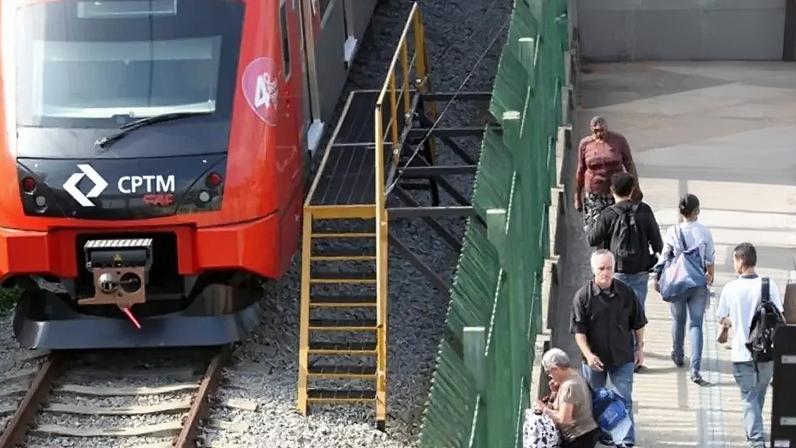 Foto ilustrativa. Trem da CPTM em estação da Linha 11-Coral