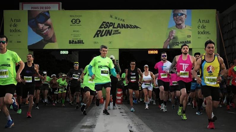 Largada da Esplanada Run, que teve as distâncias de 5 km e 10 km (Foto: Marcela Bussolotti / Única Produções)