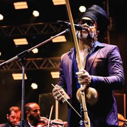 Carlinhos Brown e Orquestra Ouro Preto exploram afrossinfonicidade