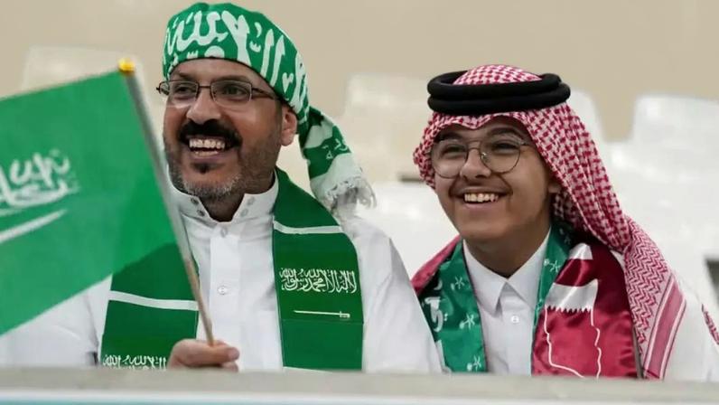 Torcedores da Arábia Saudita com réplica do troféu da Copa do Mundo