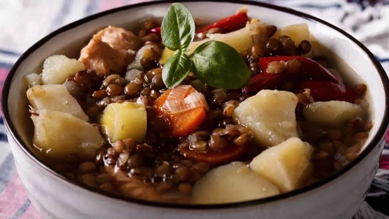 Sopa de lentilha com frango e legumes